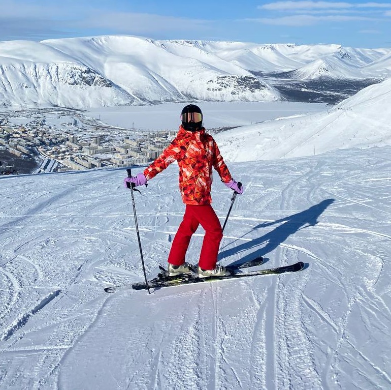 Горные лыжи: какая экипировка нужна новичку
